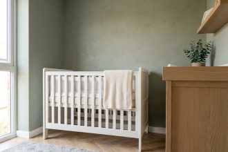 Chambre de bébé minimaliste style scandinave avec lit en bois blanc et décoration naturelle